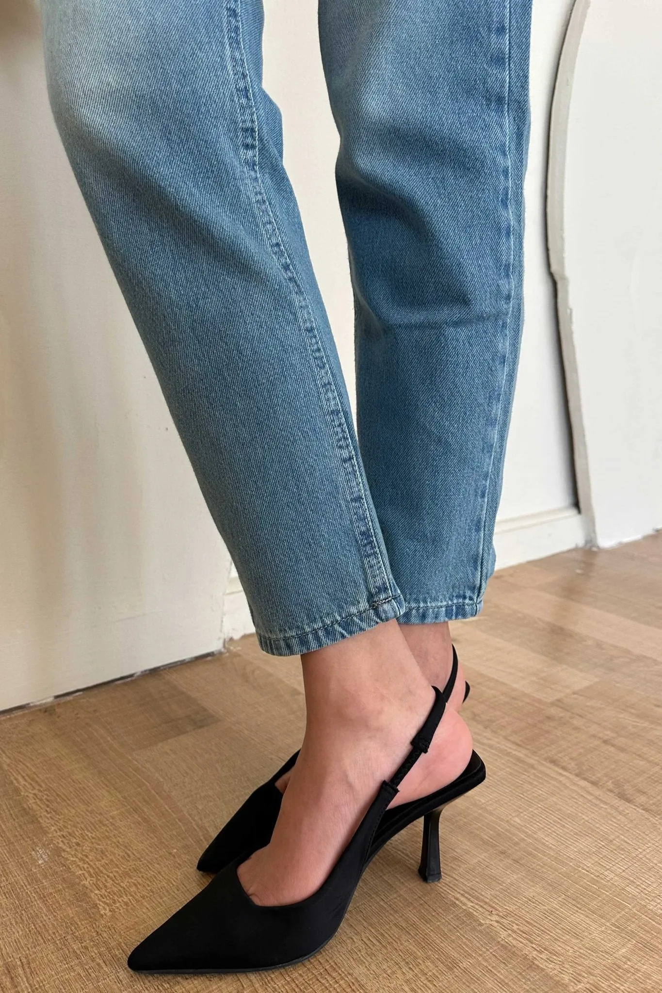 Mom Jeans - High-Waist Medium Blue Washed